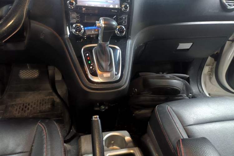 Used Haval H6 2016 Upgraded Model 1.5T Automatic Two-Wheel Drive Elite Version Gear Lever