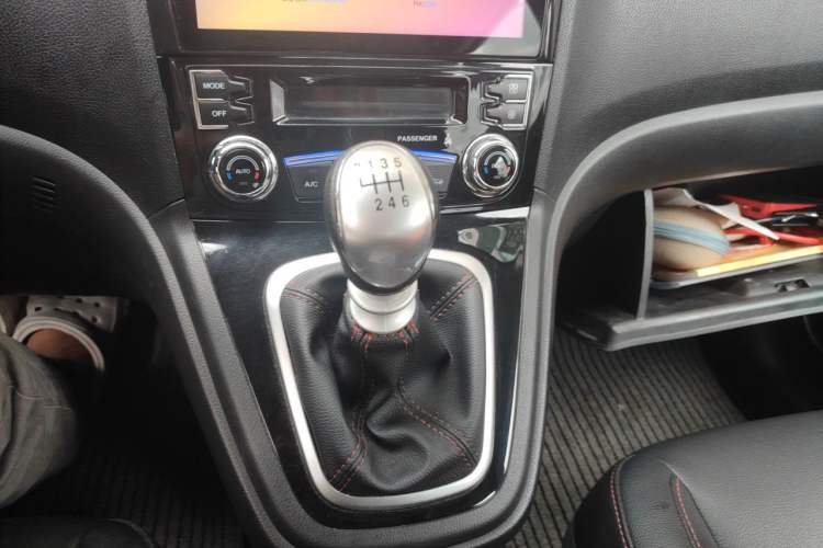 Used Haval H6 2016 Upgraded Model 1.5T Manual Two-Wheel Drive Elite Version Gear Lever