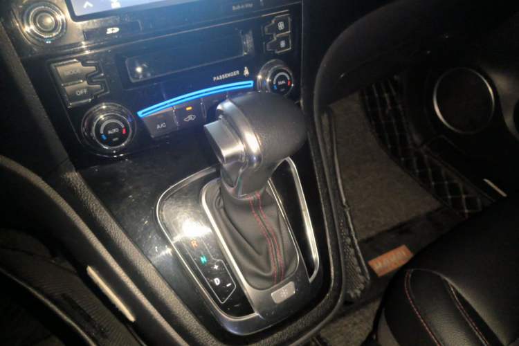 Used Haval H6 2016 Upgraded Model 1.5T Automatic Two-Wheel Drive Elite Version Gear Lever