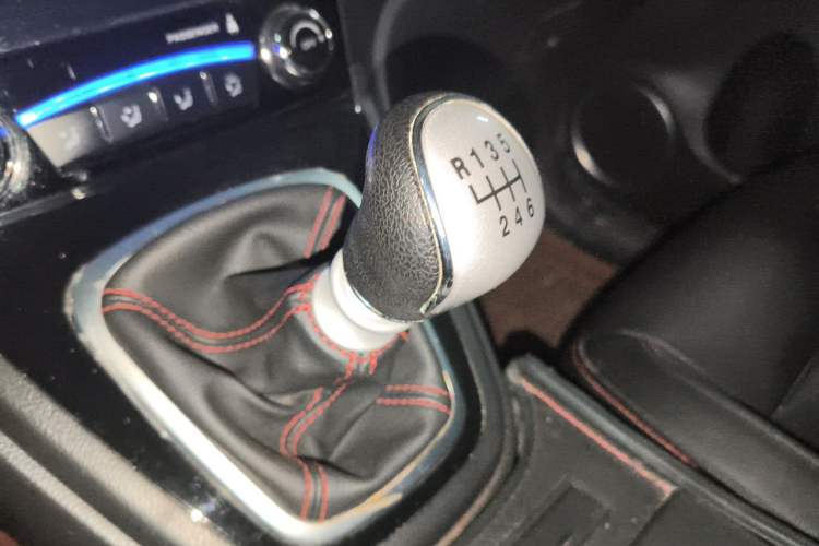 Used Haval H6 2016 Upgraded Model 1.5T Manual Two-Wheel Drive Elite Version Gear Lever