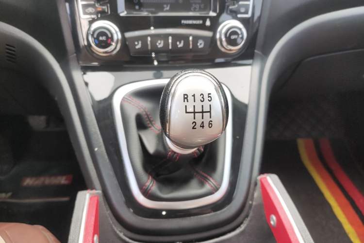 Used Haval H6 2016 Upgraded Model 1.5T Manual Two-Wheel Drive Urban Version Gear Lever
