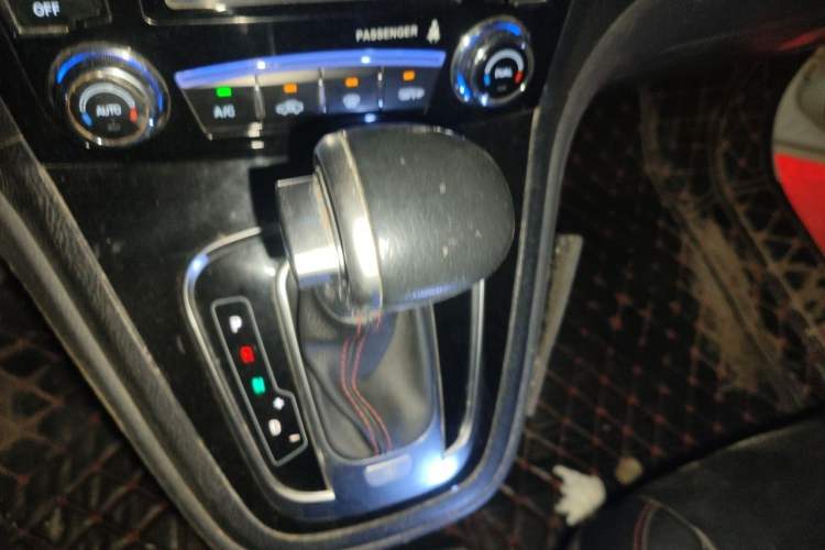 Used Haval H6 2016 Upgraded Model 1.5T Automatic Two-Wheel Drive Elite Version Gear Lever