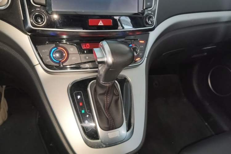 Used Haval H6 2016 Upgraded Model 1.5T Automatic Two-Wheel Drive Elite Version Gear Lever
