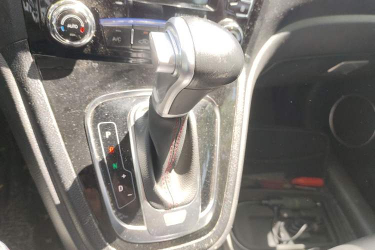 Used Haval H6 2016 Upgraded Model 1.5T Automatic Two-Wheel Drive Elite Version Gear Lever