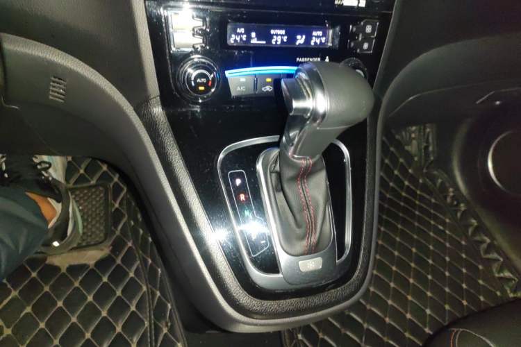 Used Haval H6 2016 Upgraded Model 1.5T Automatic Two-Wheel Drive Elite Version Gear Lever