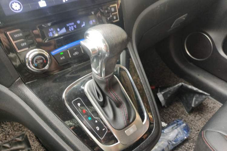 Used Haval H6 2016 Upgraded Model 1.5T Automatic Two-Wheel Drive Elite Version Gear Lever