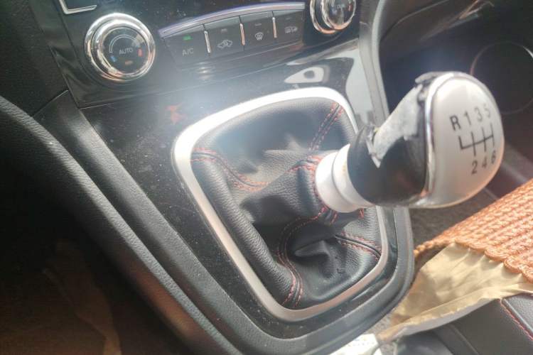 Used Haval H6 2016 Upgraded Model 1.5T Manual Two-Wheel Drive Elite Version Gear Lever