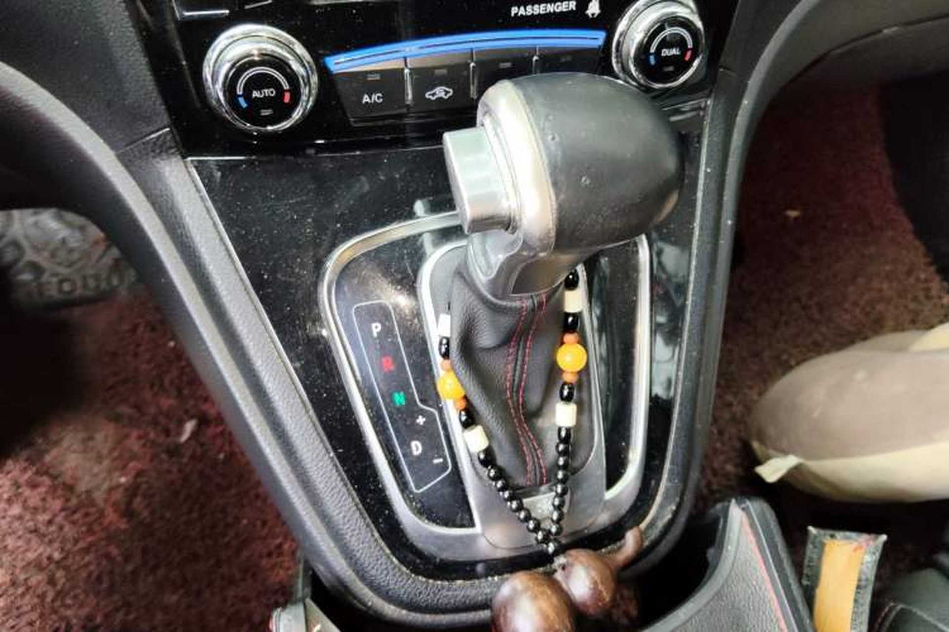 Used Haval H6 2016 Upgraded Model 1.5T Automatic Two-Wheel Drive Elite Version Gear Lever