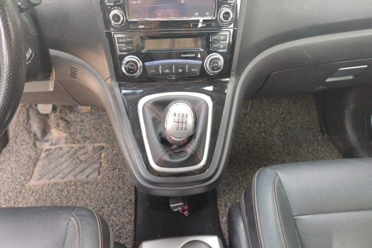 Used Haval H6 2016 Upgraded Model 1.5T Manual Two-Wheel Drive Elite Version Gear Lever