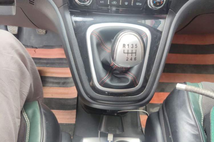 Used Haval H6 2016 Upgraded Model 1.5T Manual Two-Wheel Drive Elite Version Gear Lever