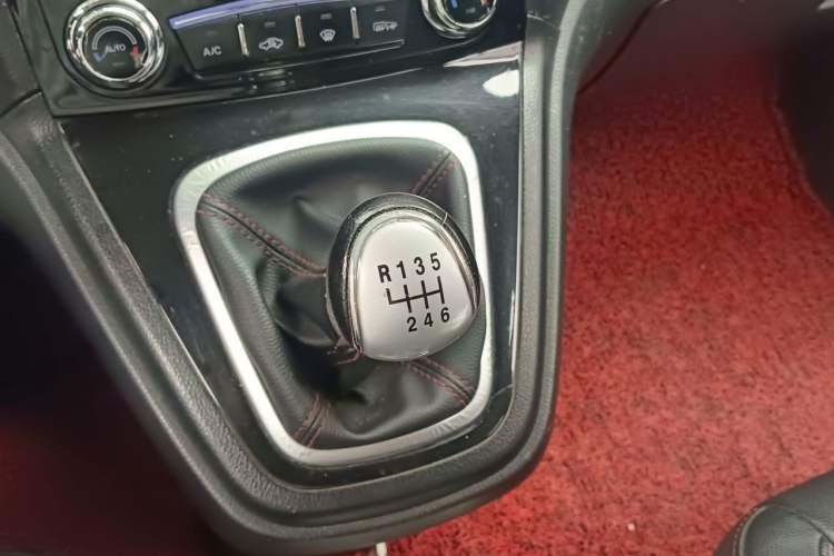 Used Haval H6 2016 Upgraded Model 1.5T Manual Two-Wheel Drive Elite Version Gear Lever