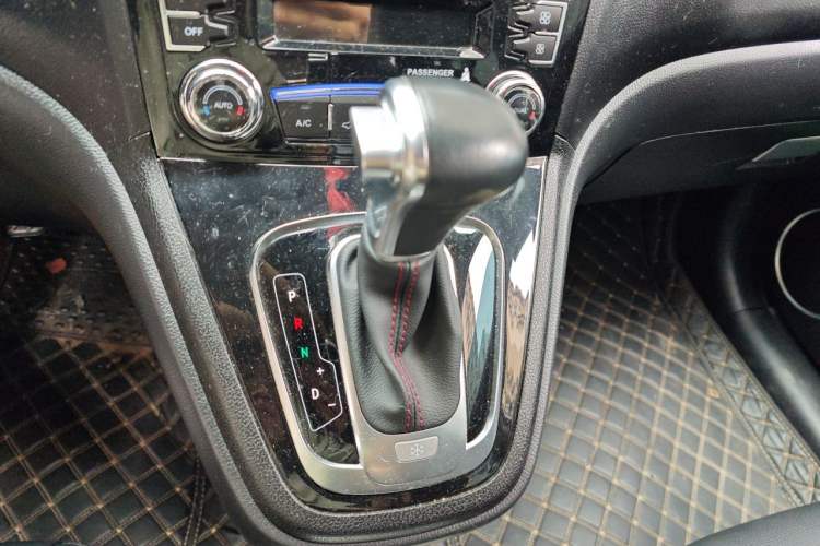 Used Haval H6 2016 Upgraded Model 1.5T Automatic Two-Wheel Drive Elite Version Gear Lever
