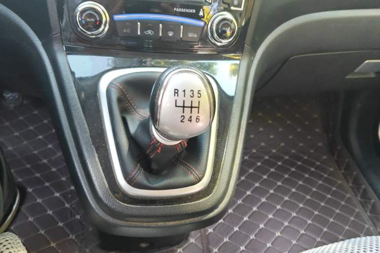 Used Haval H6 2016 Upgraded Model 1.5T Manual Two-Wheel Drive Elite Version Gear Lever