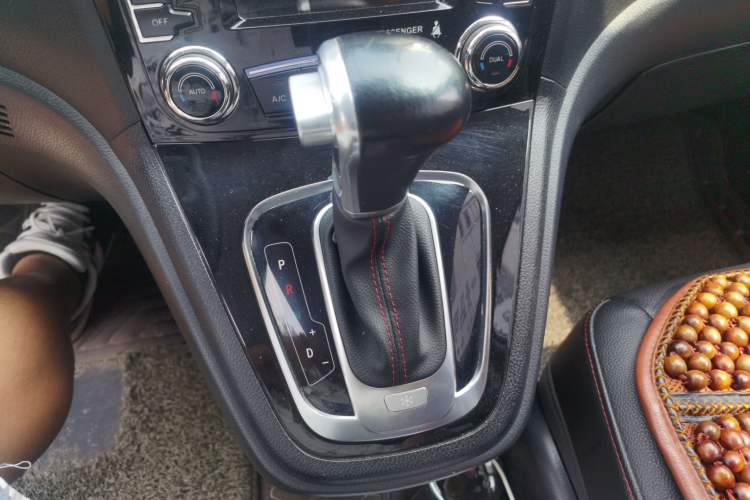 Used Haval H6 2016 Upgraded Model 1.5T Automatic Two-Wheel Drive Elite Version Gear Lever