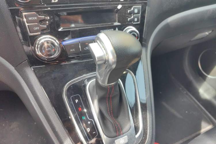 Used Haval H6 2016 Upgraded Model 1.5T Automatic Two-Wheel Drive Elite Version Gear Lever