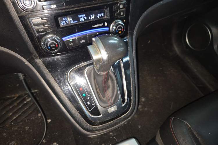 Used Haval H6 2016 Upgraded Model 1.5T Automatic Two-Wheel Drive Elite Version Gear Lever