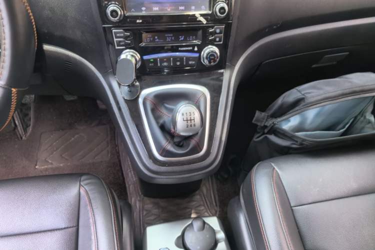 Used Haval H6 2016 Upgraded Model 1.5T Manual Two-Wheel Drive Elite Version Gear Lever