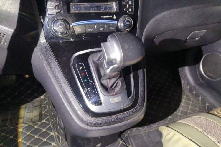 Used Haval H6 2016 Upgraded Model 1.5T Automatic Two-Wheel Drive Elite Version Gear Lever