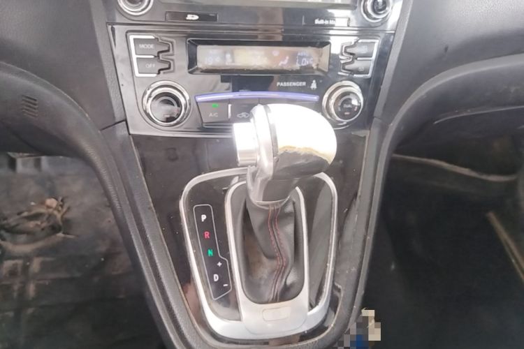 Used Haval H6 2016 Upgraded Model 1.5T Automatic Two-Wheel Drive Elite Version Gear Lever