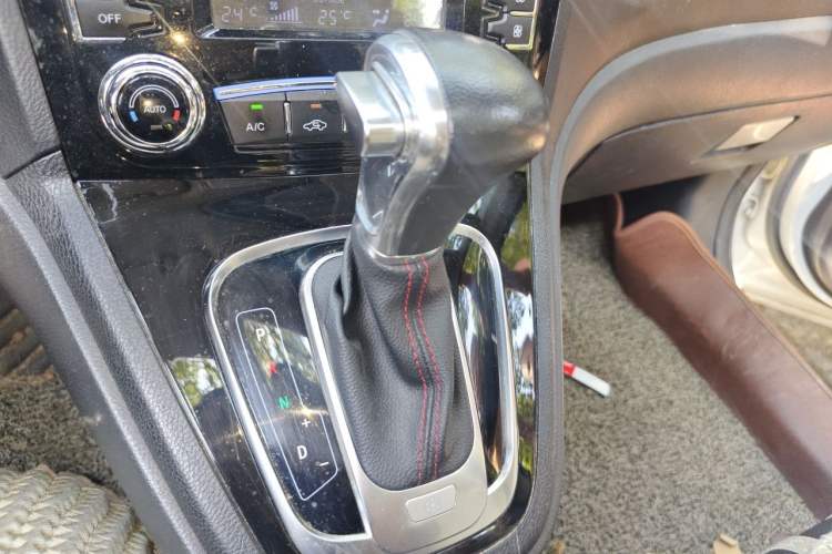 Used Haval H6 2016 Upgraded Model 1.5T Automatic Two-Wheel Drive Elite Version Gear Lever
