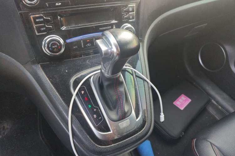 Used Haval H6 2016 Upgraded Model 1.5T Automatic Two-Wheel Drive Elite Version Gear Lever