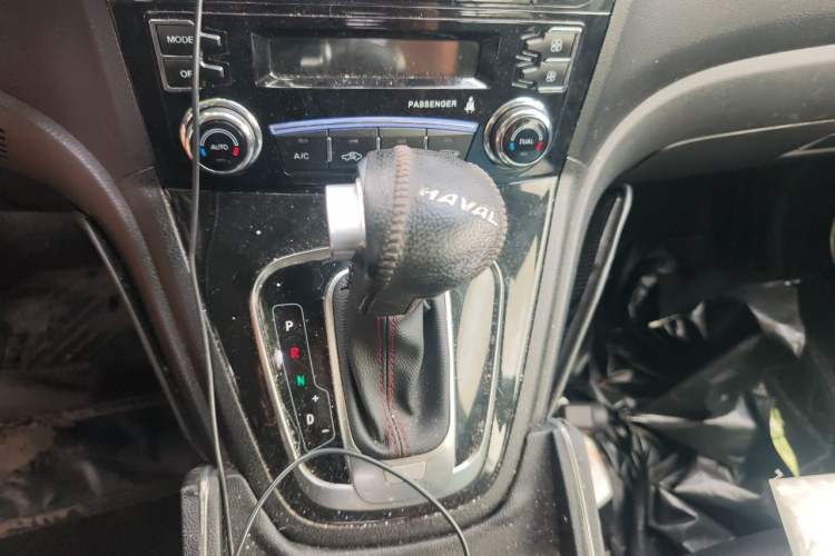 Used Haval H6 2016 Upgraded Model 1.5T Automatic Two-Wheel Drive Elite Version Gear Lever