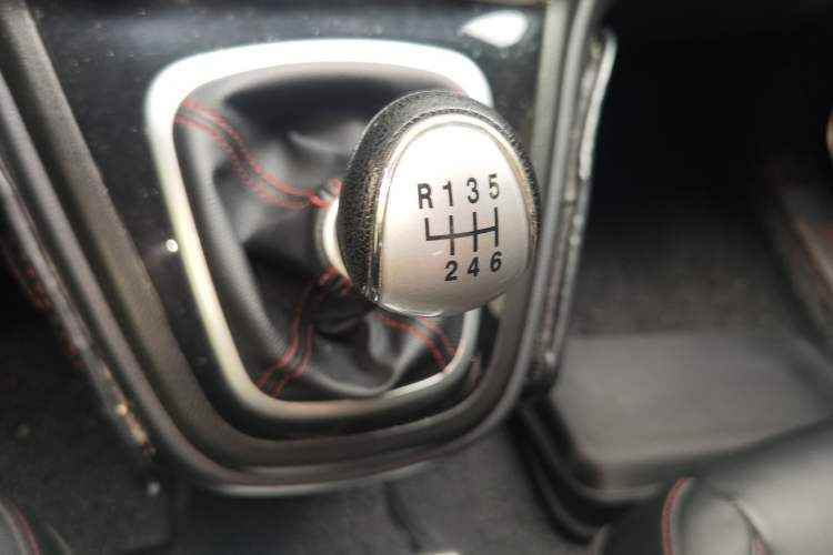 Used Haval H6 2016 Upgraded Model 1.5T Manual Two-Wheel Drive Elite Version Gear Lever