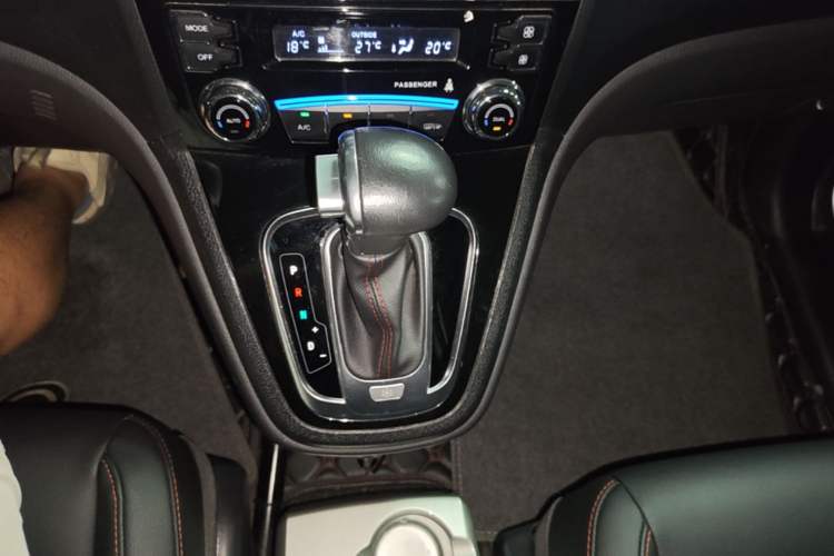 Used Haval H6 2016 Upgraded Model 1.5T Automatic Two-Wheel Drive Elite Version Gear Lever