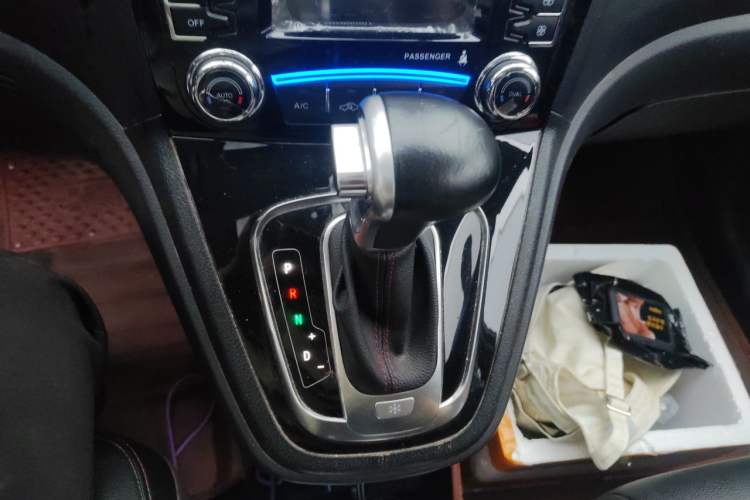 Used Haval H6 2016 Upgraded Model 1.5T Automatic Two-Wheel Drive Elite Version Gear Lever