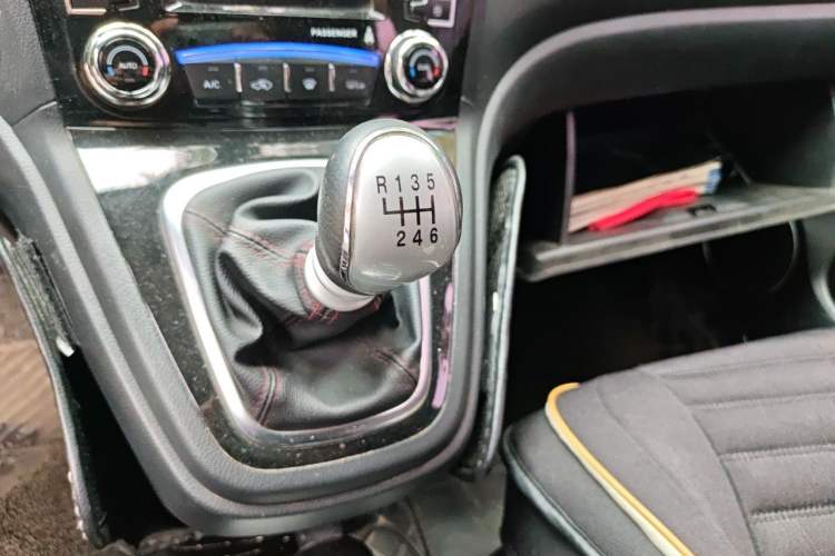 Used Haval H6 2016 Upgraded Model 1.5T Manual Two-Wheel Drive Elite Version Gear Lever