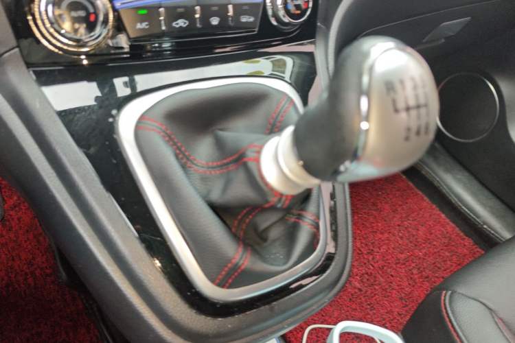 Used Haval H6 2016 Upgraded Model 1.5T Manual Two-Wheel Drive Elite Version Gear Lever