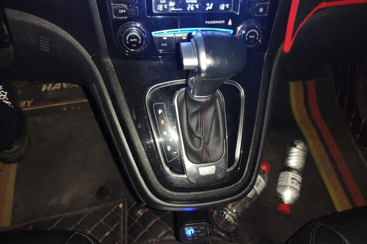 Used Haval H6 2016 Upgraded Model 1.5T Automatic Two-Wheel Drive Elite Version Gear Lever