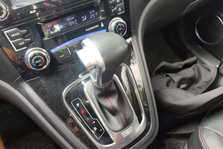 Used Haval H6 2016 Upgraded Model 1.5T Automatic Two-Wheel Drive Elite Version Gear Lever