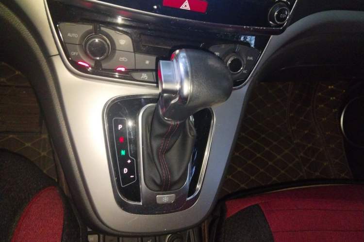 Used Haval H6 2016 Upgraded Model 1.5T Automatic Two-Wheel Drive Elite Version Gear Lever