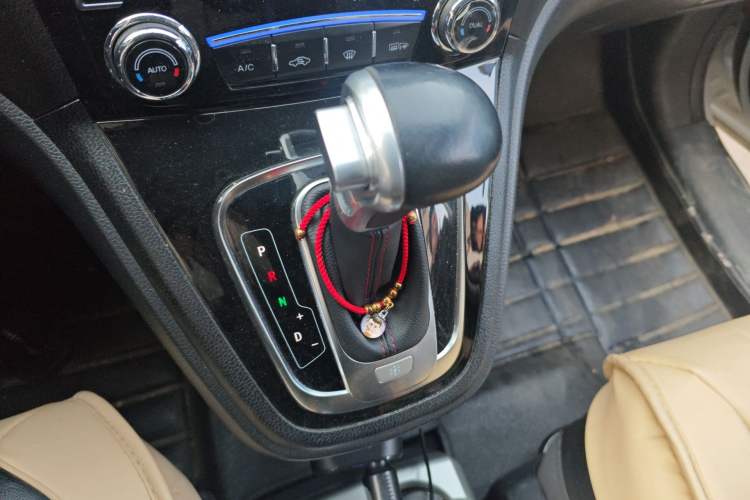 Used Haval H6 2016 Upgraded Model 1.5T Automatic Two-Wheel Drive Elite Version Gear Lever