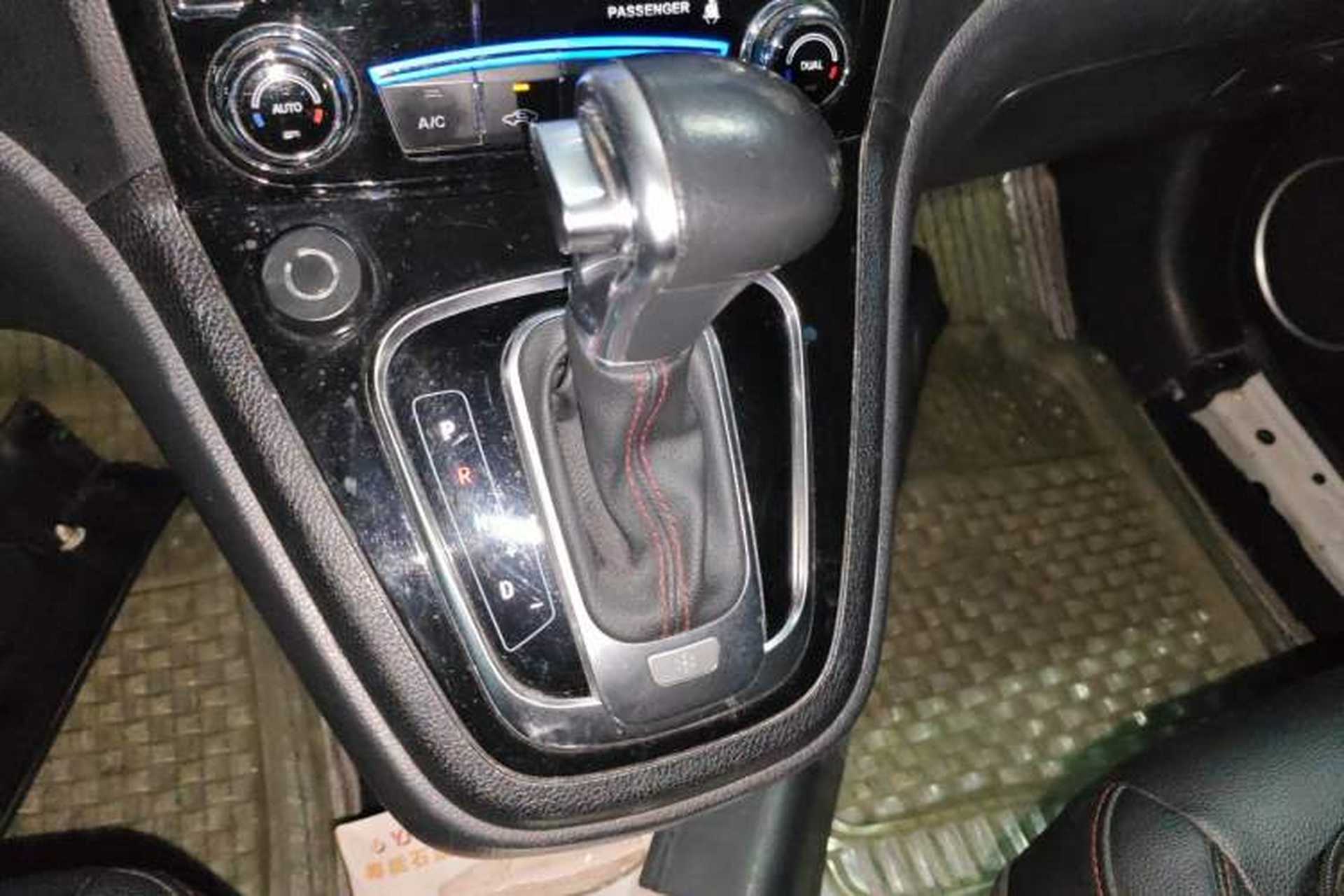 Used Haval H6 2016 Upgraded Model 1.5T Automatic Two-Wheel Drive Elite Version Gear Lever