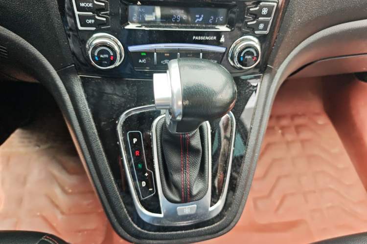 Used Haval H6 2016 Upgraded Model 1.5T Automatic Two-Wheel Drive Elite Version Gear Lever