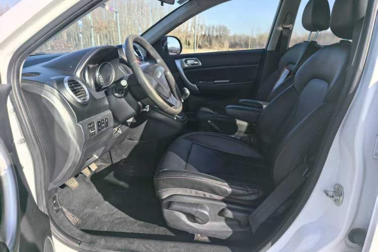 Used Haval H6 2016 Upgraded Model 1.5T Manual Two-Wheel Drive Urban Version Interior 2