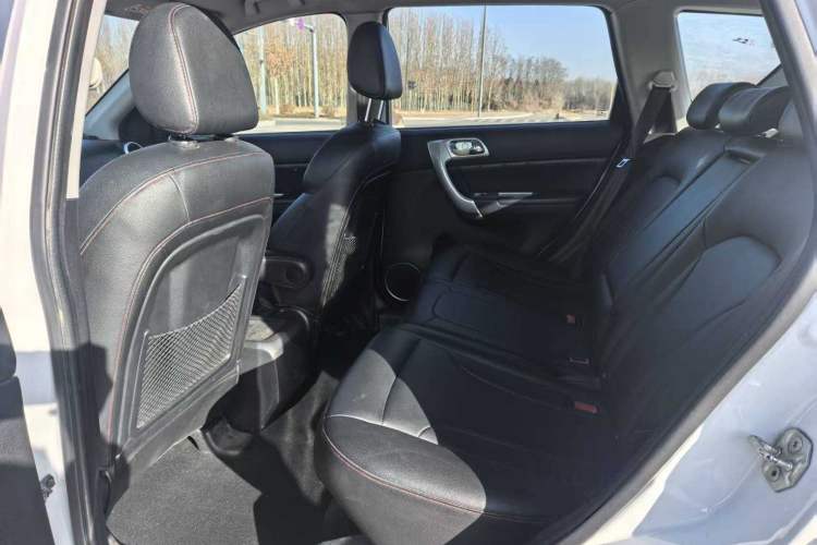 Used Haval H6 2016 Upgraded Model 1.5T Manual Two-Wheel Drive Urban Version Interior 3