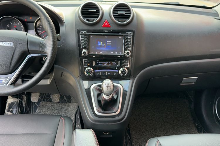 Used Haval H6 2016 Upgraded Model 1.5T Manual Two-Wheel Drive Urban Version Interior 3