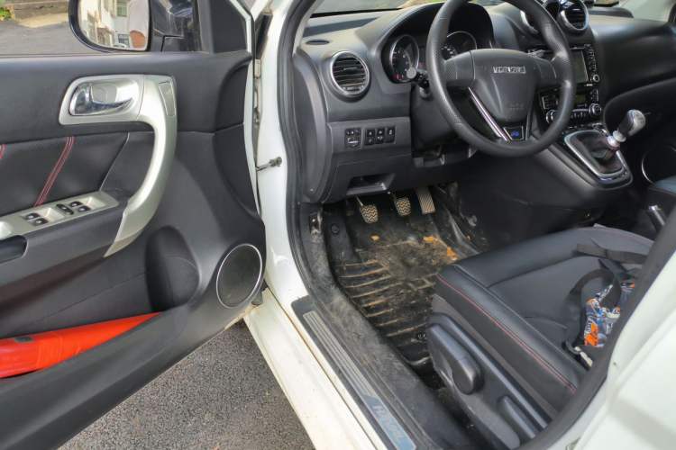 Used Haval H6 2016 Upgraded Model 1.5T Manual Two-Wheel Drive Urban Version Interior 3