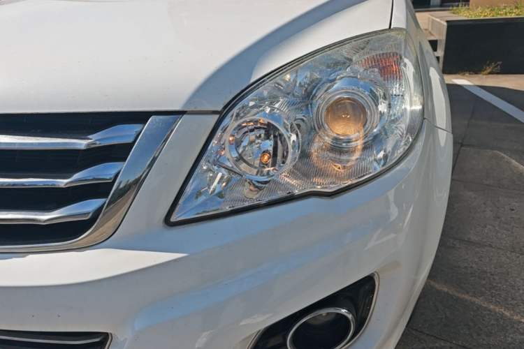 Used Haval H6 2016 Upgraded Model 1.5T Manual Two-Wheel Drive Elite Version Left Front Headlight