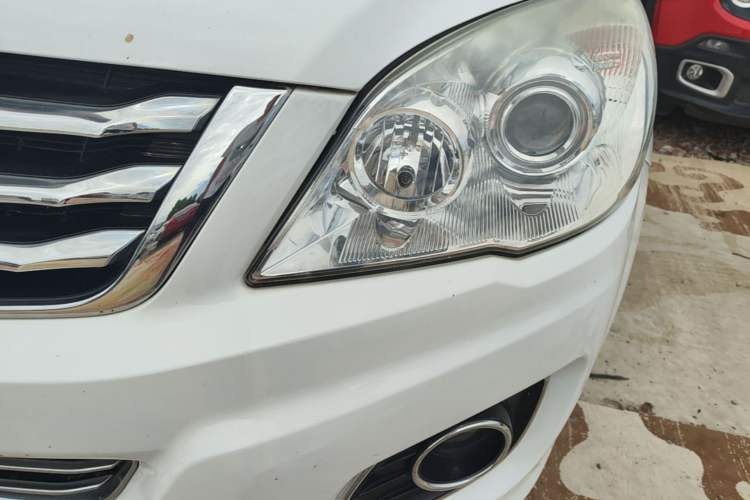 Used Haval H6 2016 Upgraded Model 1.5T Manual Two-Wheel Drive Urban Version Left Front Headlight