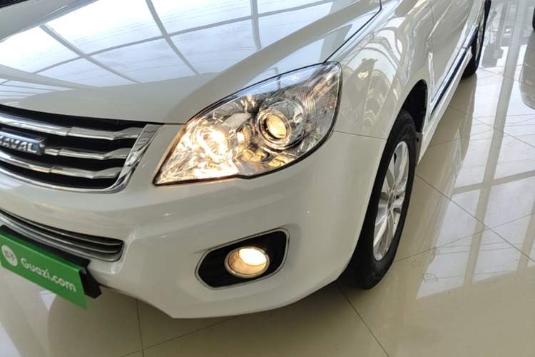 Used Haval H6 2016 Upgraded Model 1.5T Automatic Two-Wheel Drive Elite Version Left Front Headlight