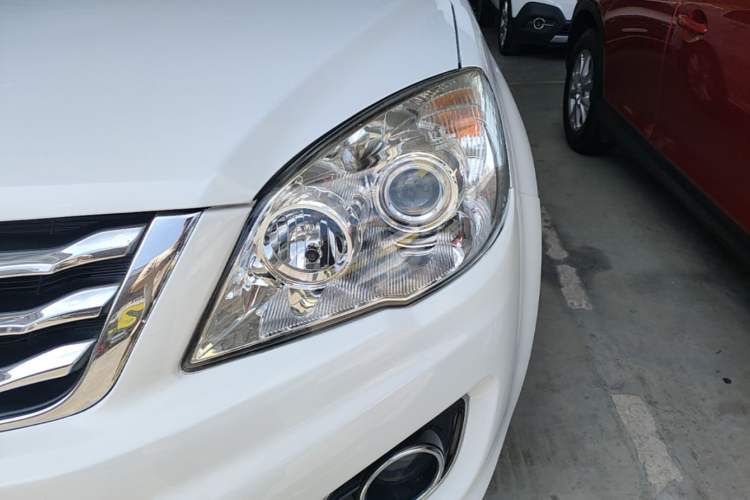 Used Haval H6 2016 Upgraded Model 1.5T Manual Two-Wheel Drive Elite Version Left Front Headlight