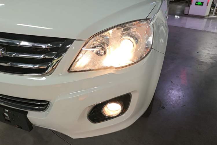 Used Haval H6 2016 Upgraded Model 1.5T Automatic Two-Wheel Drive Elite Version Left Front Headlight