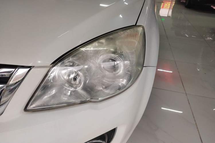 Used Haval H6 2016 Upgraded Model 1.5T Automatic Two-Wheel Drive Elite Version Left Front Headlight