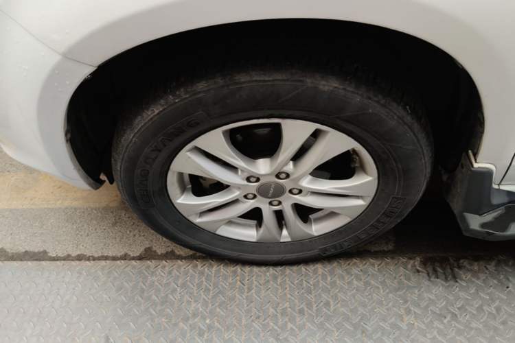 Used Haval H6 2016 Upgraded Model 1.5T Automatic Two-Wheel Drive Elite Version Left Front Wheel Hub