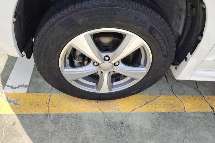 Used Haval H6 2016 Upgraded Model 1.5T Automatic Two-Wheel Drive Elite Version Left Front Wheel Hub