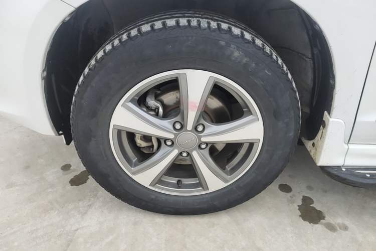 Used Haval H6 2016 Upgraded Model 1.5T Manual Two-Wheel Drive Urban Version Left Front Wheel Hub